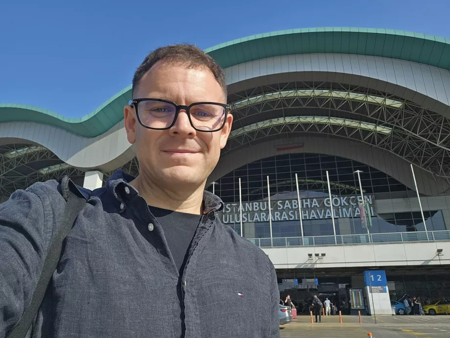 Jag framför terminalen på Istanbul SAW Airport