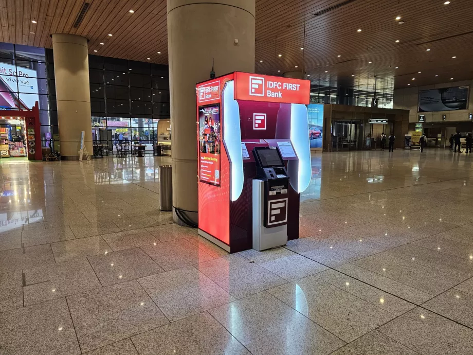 Bankomat i ankomsthallen, Terminal 2