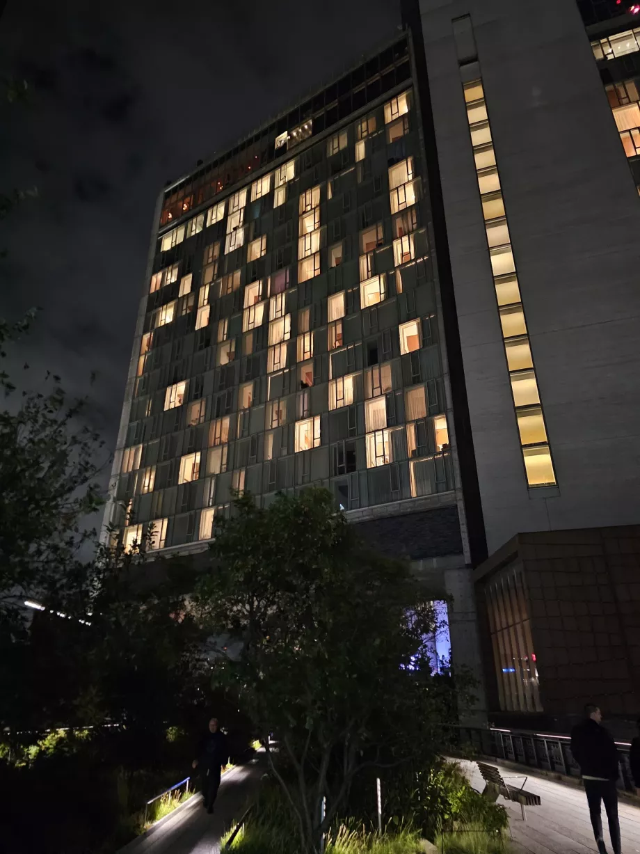 High Line passerar direkt under hotellet