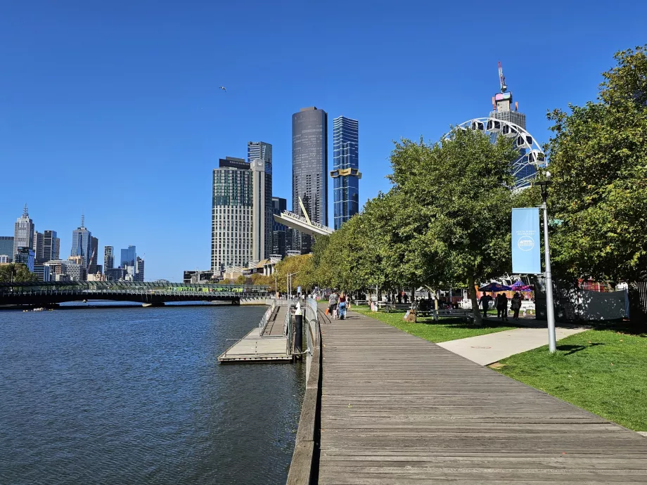 Fördämningen för fotgängare längs Yarra River