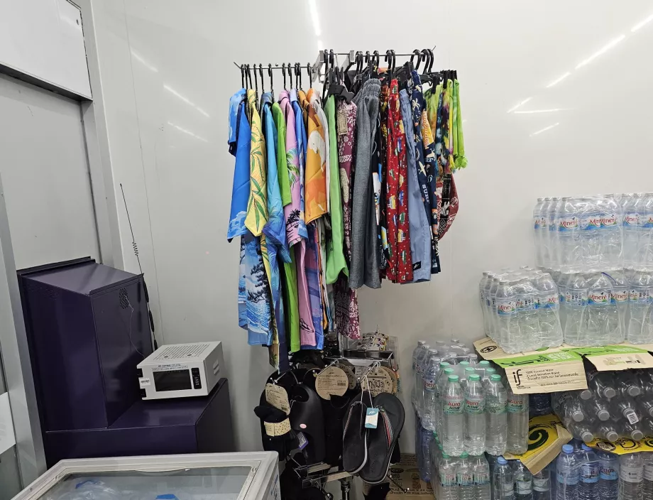 Ett hörn med kläder, badkläder eller flip-flops