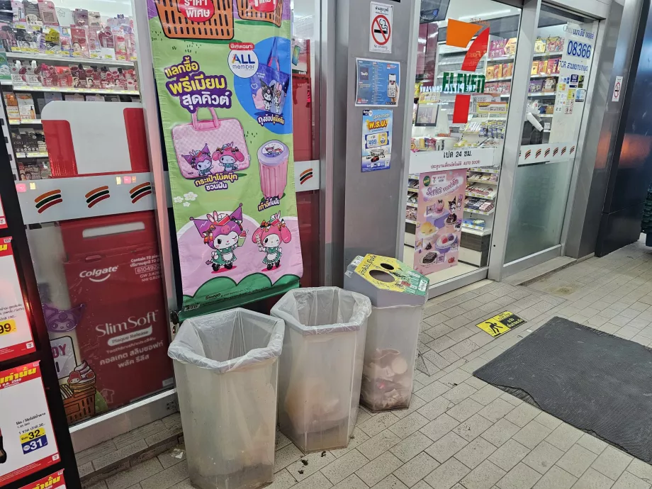 Papperskorgar är inte standard i Thailand, men du kan alltid hitta dem på 7-Eleven