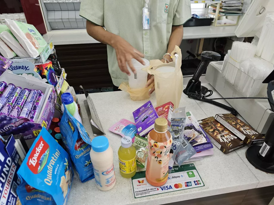 Personalen lägger alltid iskopparna i en påse