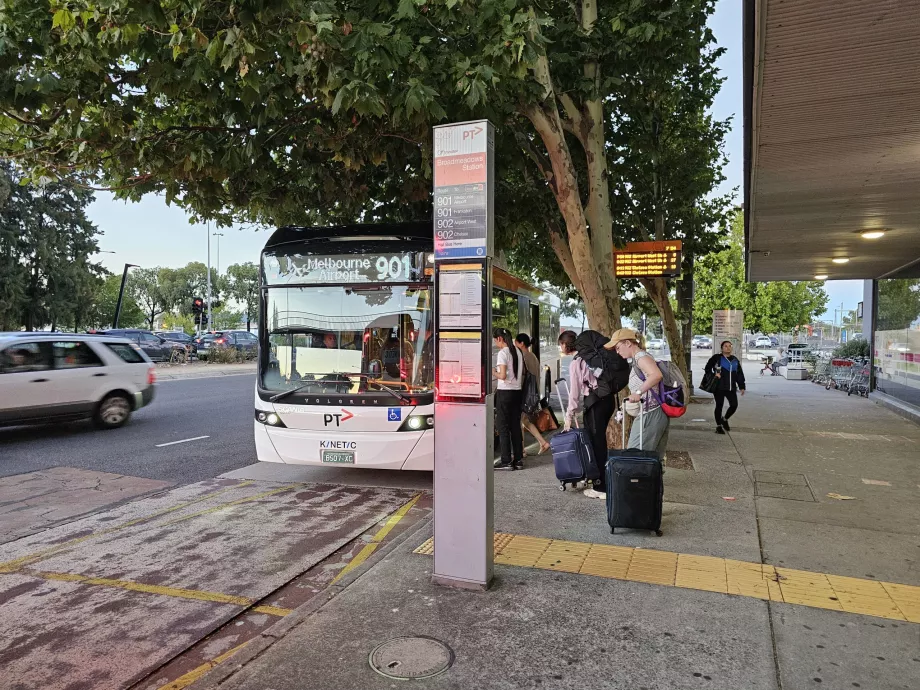 Busshållplats mot flygplatsen vid Broadmeadows station