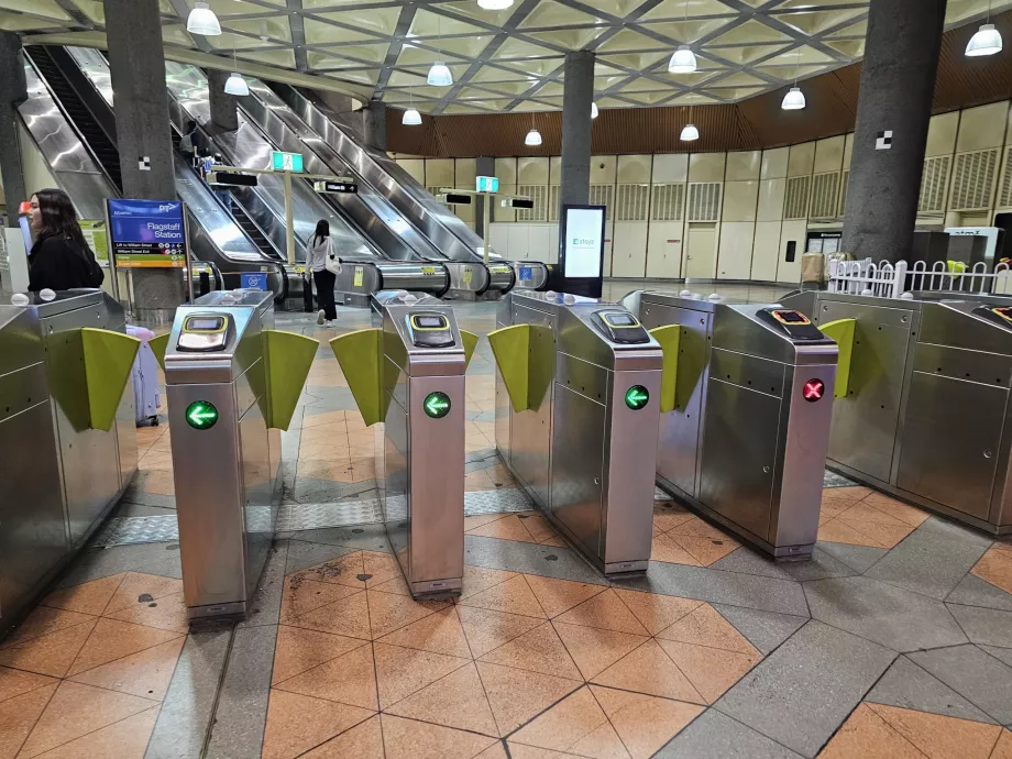 Vändkors vid ingången till tunnelbanan