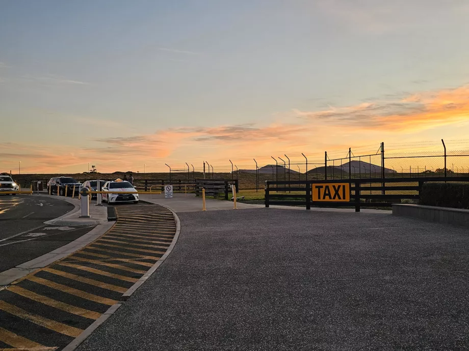 Taxi framför terminalen