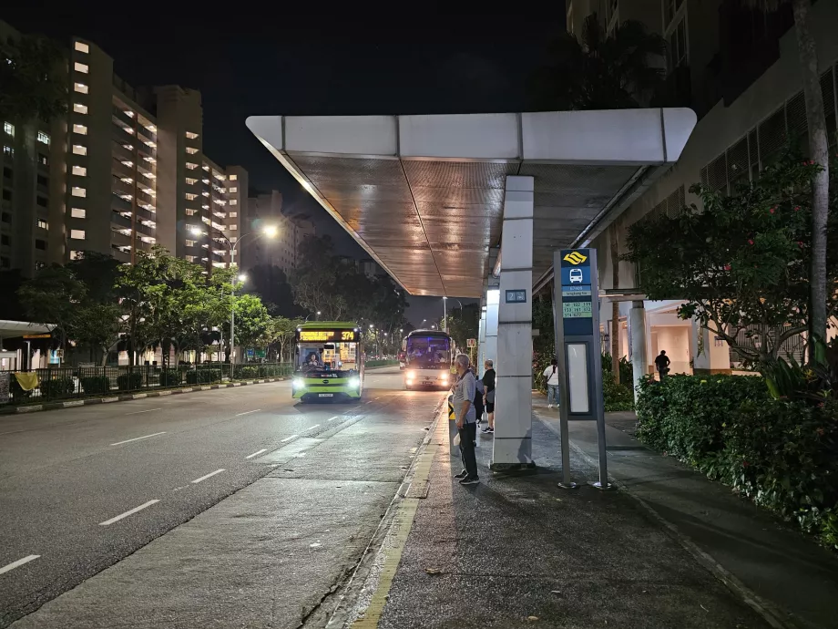 Busshållplats 102 i riktning mot Seletar vid Sengkangs tunnelbanestation