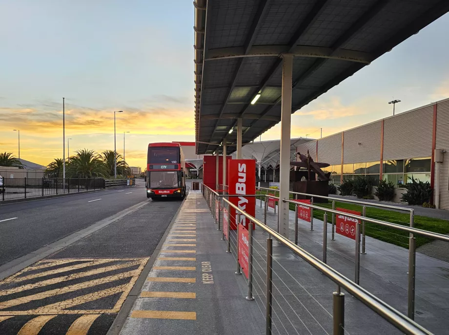 Skybus stannar framför terminalen