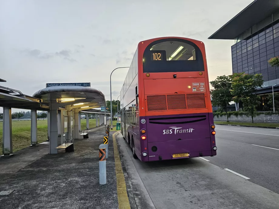 Busshållplats framför flygplatsen