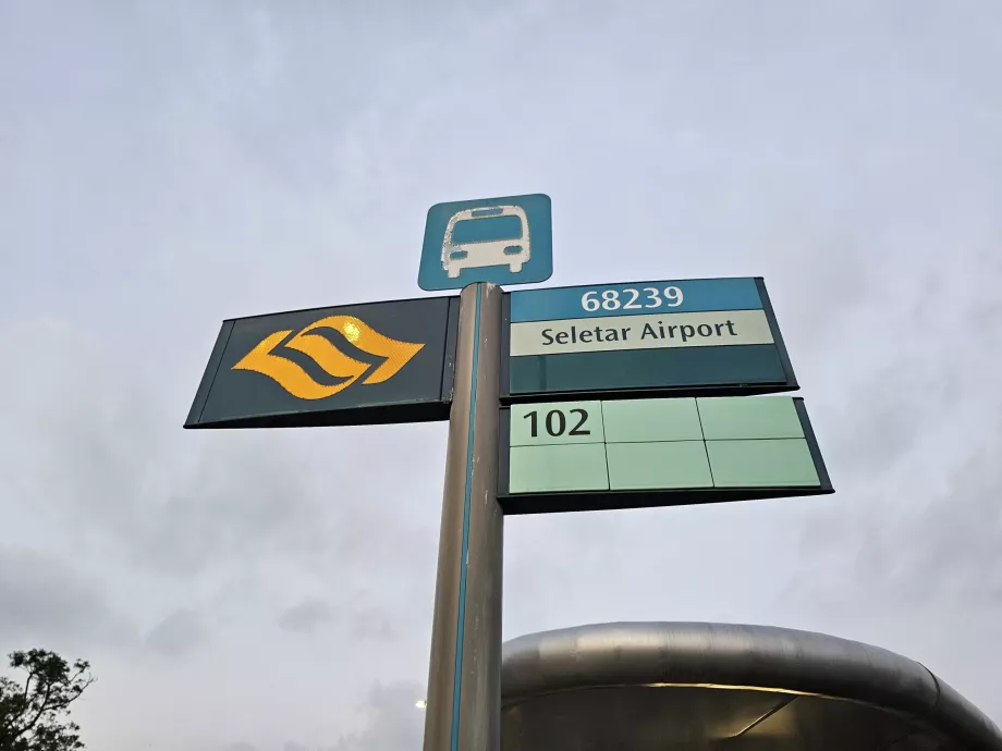 Busshållplats framför flygplatsen