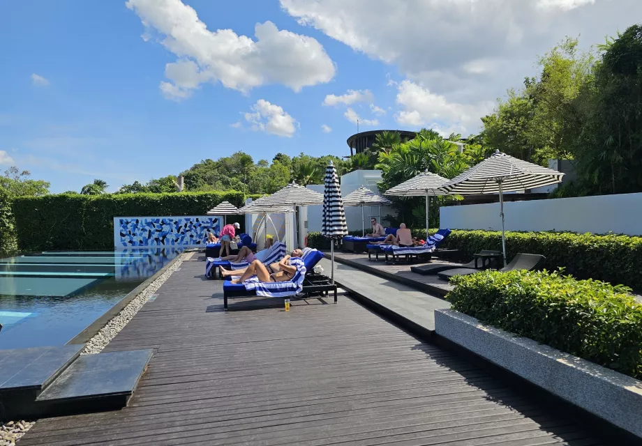 Solstolar vid den gemensamma poolen